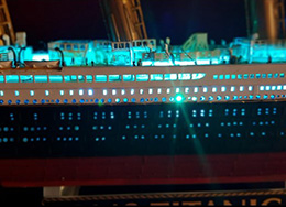 maqueta del titanic de noche